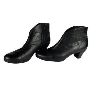 MUNRO Sz 9 Robyn Black Leather Booties Side Zip Low Heel Ankle Boots